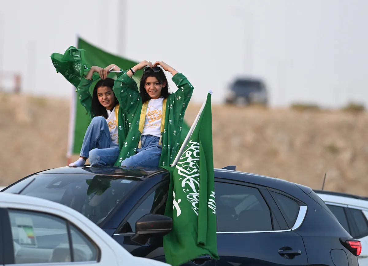 احتفالات المواطنين في شوارع المملكة باليوم الوطني السعودي
