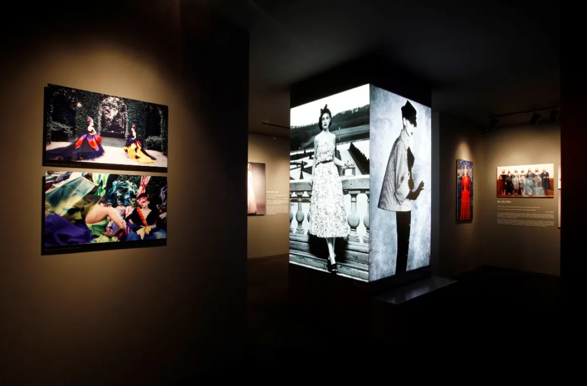 معرض الصور Dior Couture Patrick Demarchelier في متجر ديور في كاليفورنيا، عام 2013( مصدر الصورة: Donato Sardella/WireImage)