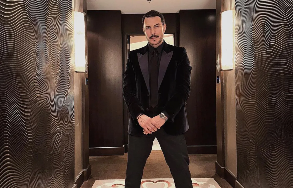 باسل خياط  ببدلة كلاسيكيتة باللون الأسود