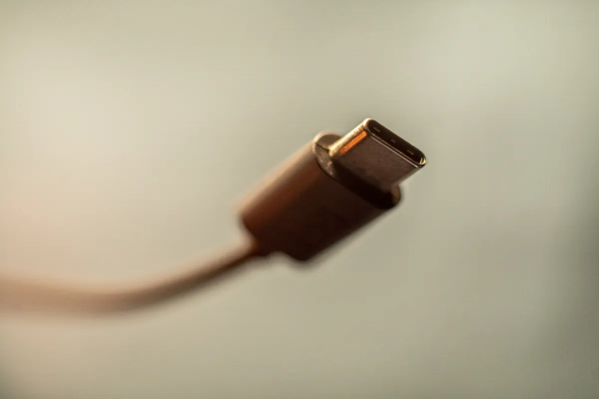 منفذ شحن USB-C يأتي بامتيازات جديدة لهواتف آيفون 15 - الصورة من unsplash by marcus urbenz