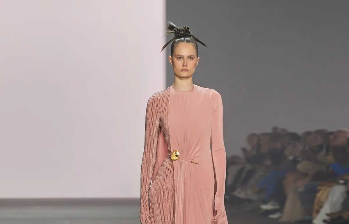 ملابس رسمية للمحجبات من يوسف أكبر Yousef Akbar (الصورة من موقع Launchmetrics/Spotlight ©)