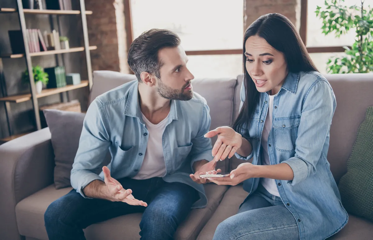 علامات تؤكد أن زوجك يخفي عنك الأسرار - الصورة من Shutterstock 