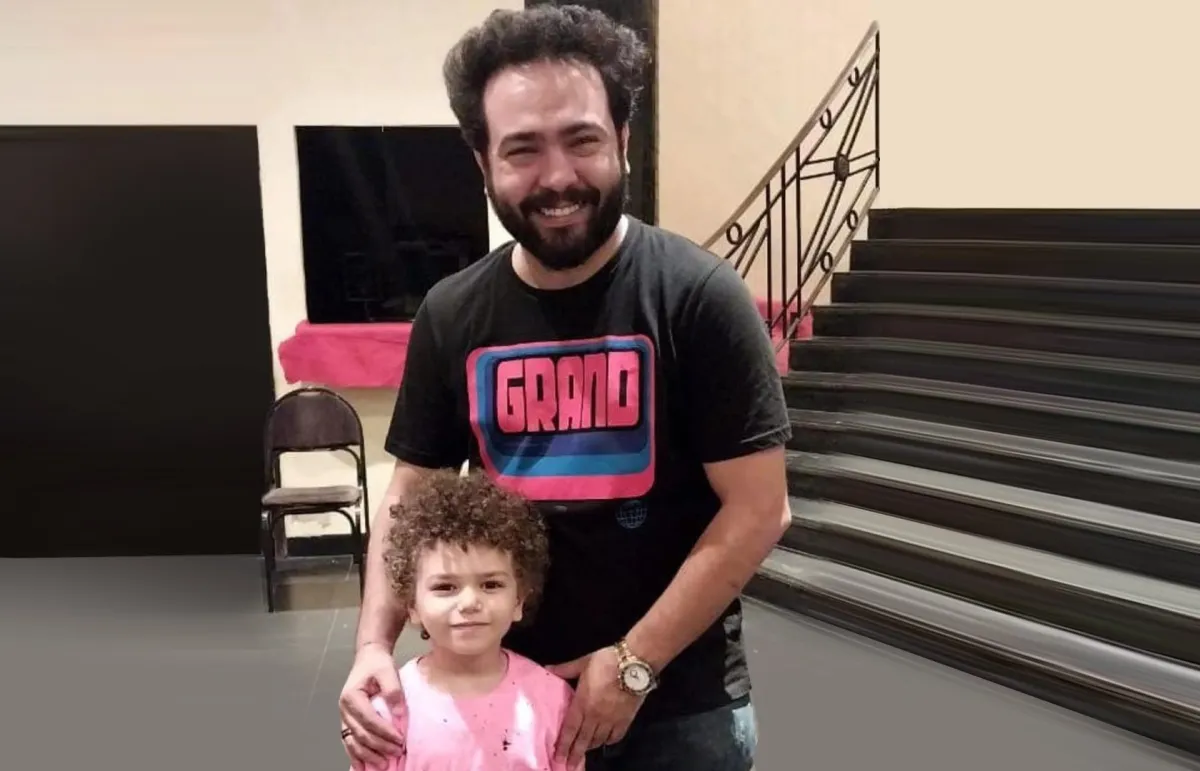المخرج تامر كرم والطفل رابي أحمد - الصورة من حساب تامر على فيسبوك