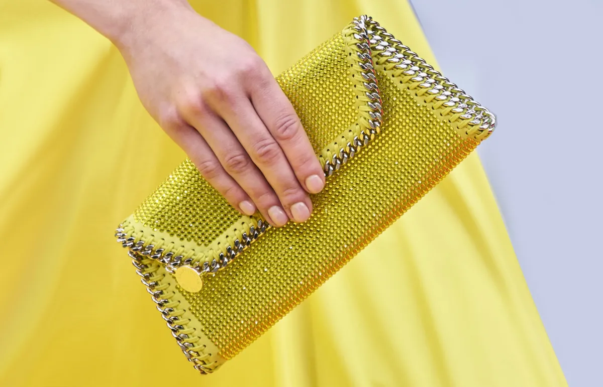 حقيبة كلاتش باللون الأصفر من ستيلا مكارتني Stella McCartney  