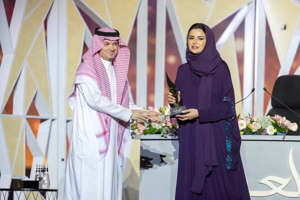 الظهور الأول للشاعرة العالية "شموخ العقلا" في معرض الرياض الدولي للكتاب 2023 - الصورة من Benchmark