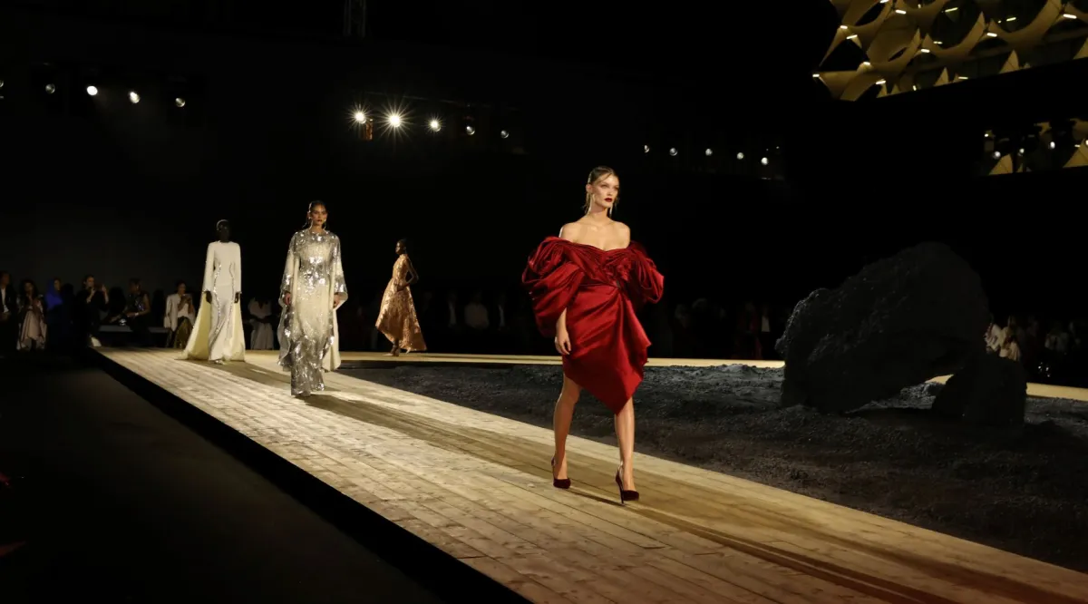 من عرض محمد آشي في افتتاح أسبوع الموضة في الرياض -تصوير مي الحربي 