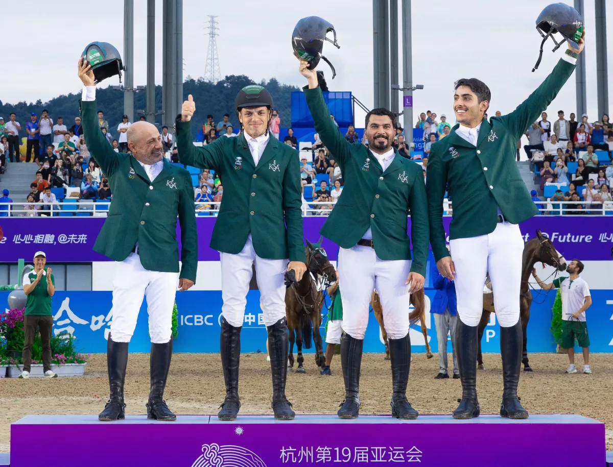 المنتخب السعودي لقفز الحواجز يحصل على الميدالية الذهبية لمنافسات الفروسية في دورة الألعاب الآسيوية - الصورة من حساب Saudi Olympic & Paralympic Committee على منصة إكس