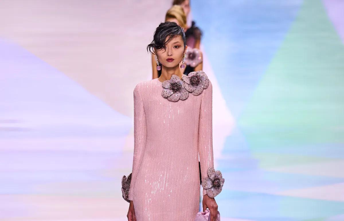 فستان سهرة لون وردي من جيورجيو أرماني Giorgio Armani (الصورة من موقع Launchmetrics/Spotlight ©)