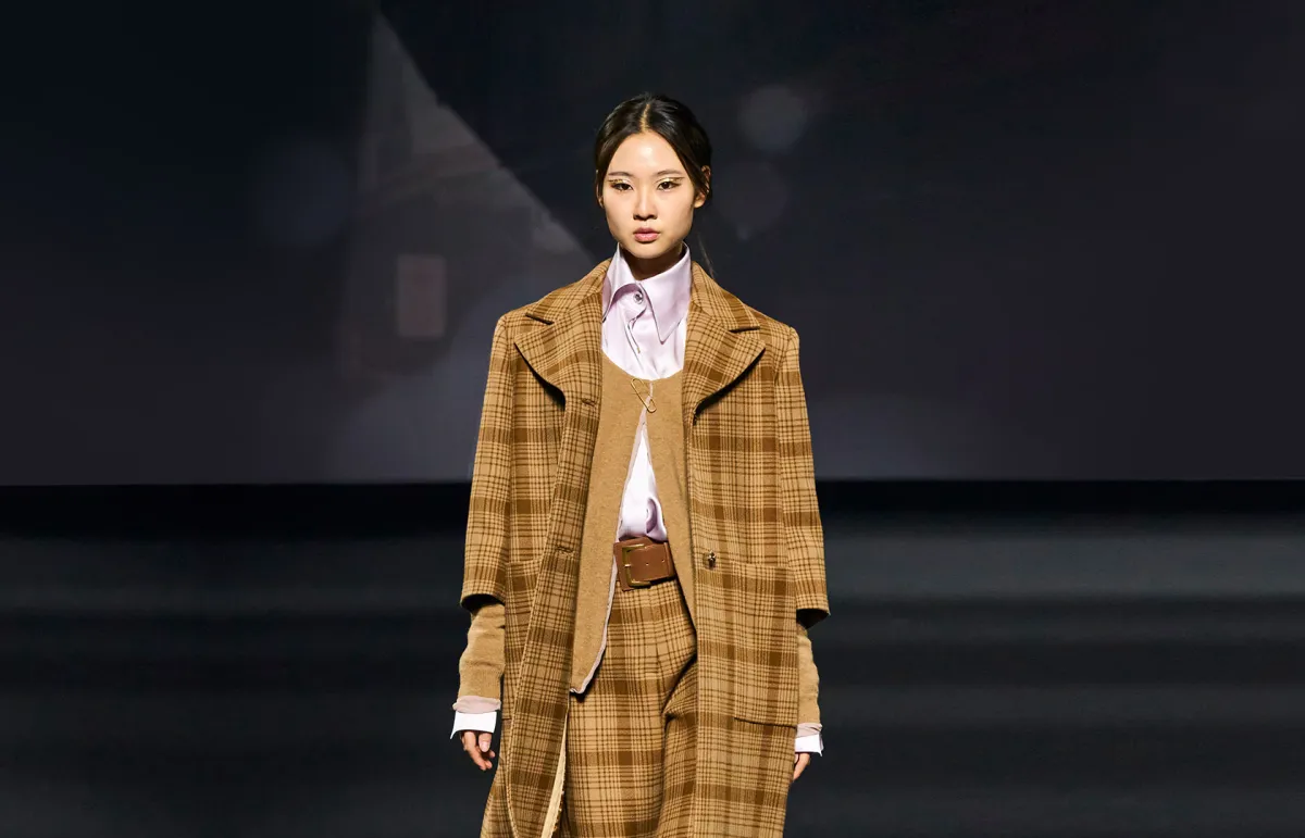 معطف بنقشة المربعات للمحجبات.. من مس جي Miss Gee (الصورة من موقع Launchmetrics/Spotlight ©)