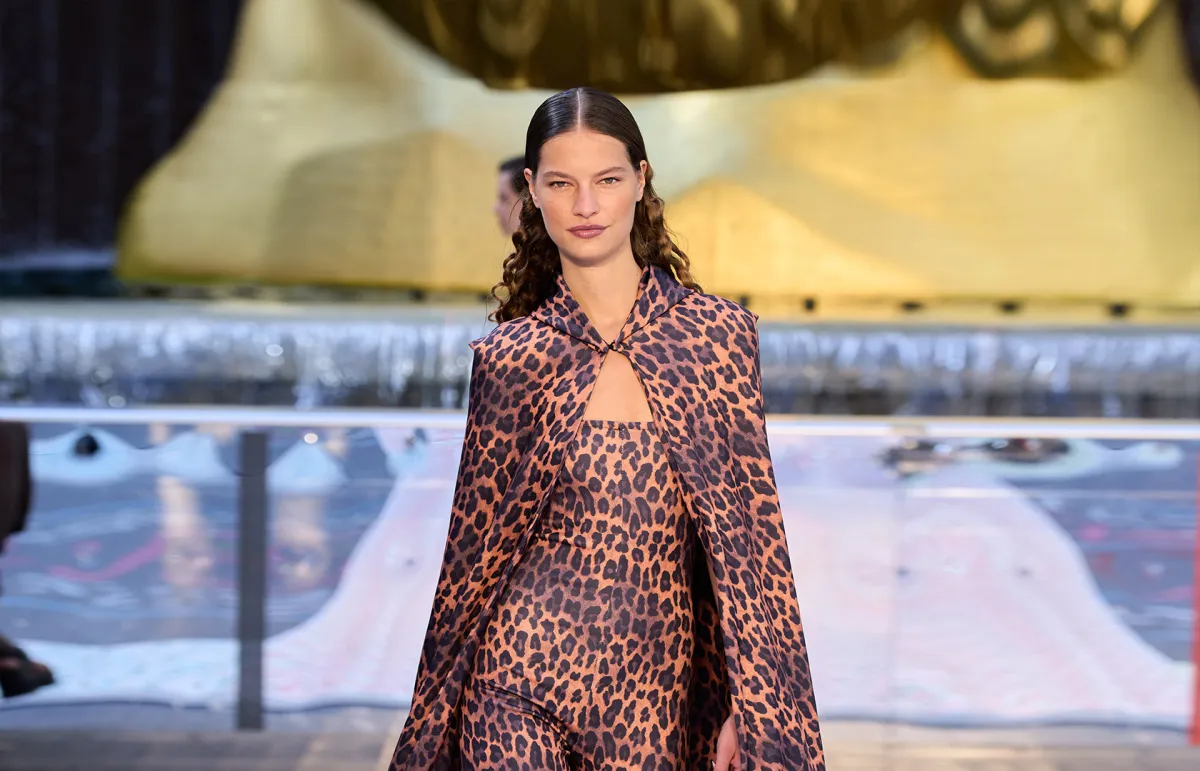 موديلات جمبسوت بنقوش حيوانية من فيكتور جلمود Victor Glemaud (الصورة من موقع Launchmetrics/Spotlight ©)