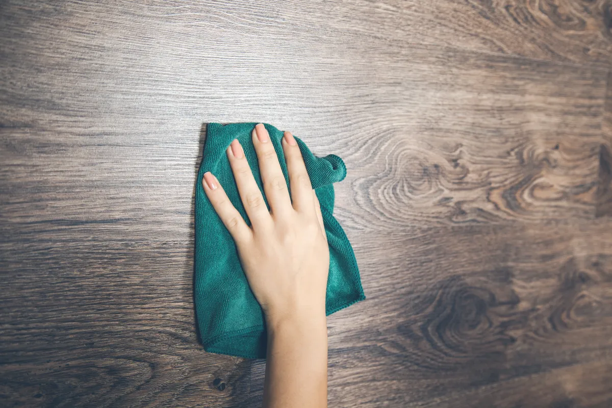 تنظيف السطح الخشب باستخدام الخل الأبيض  