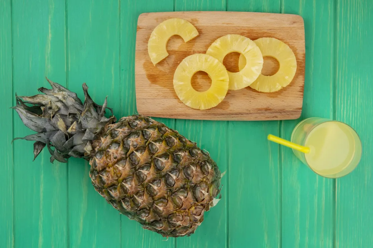 صورة لشرائح وعصير الأناناس