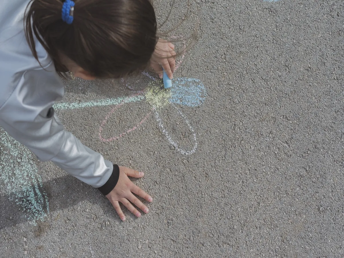 صورة لطفلة ترسم على الأرض