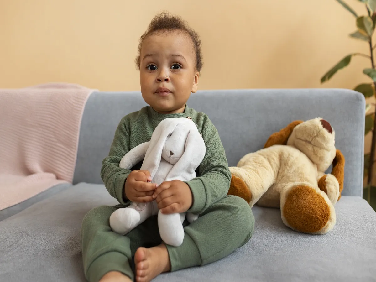 صورة لطفل يحضن لعبته