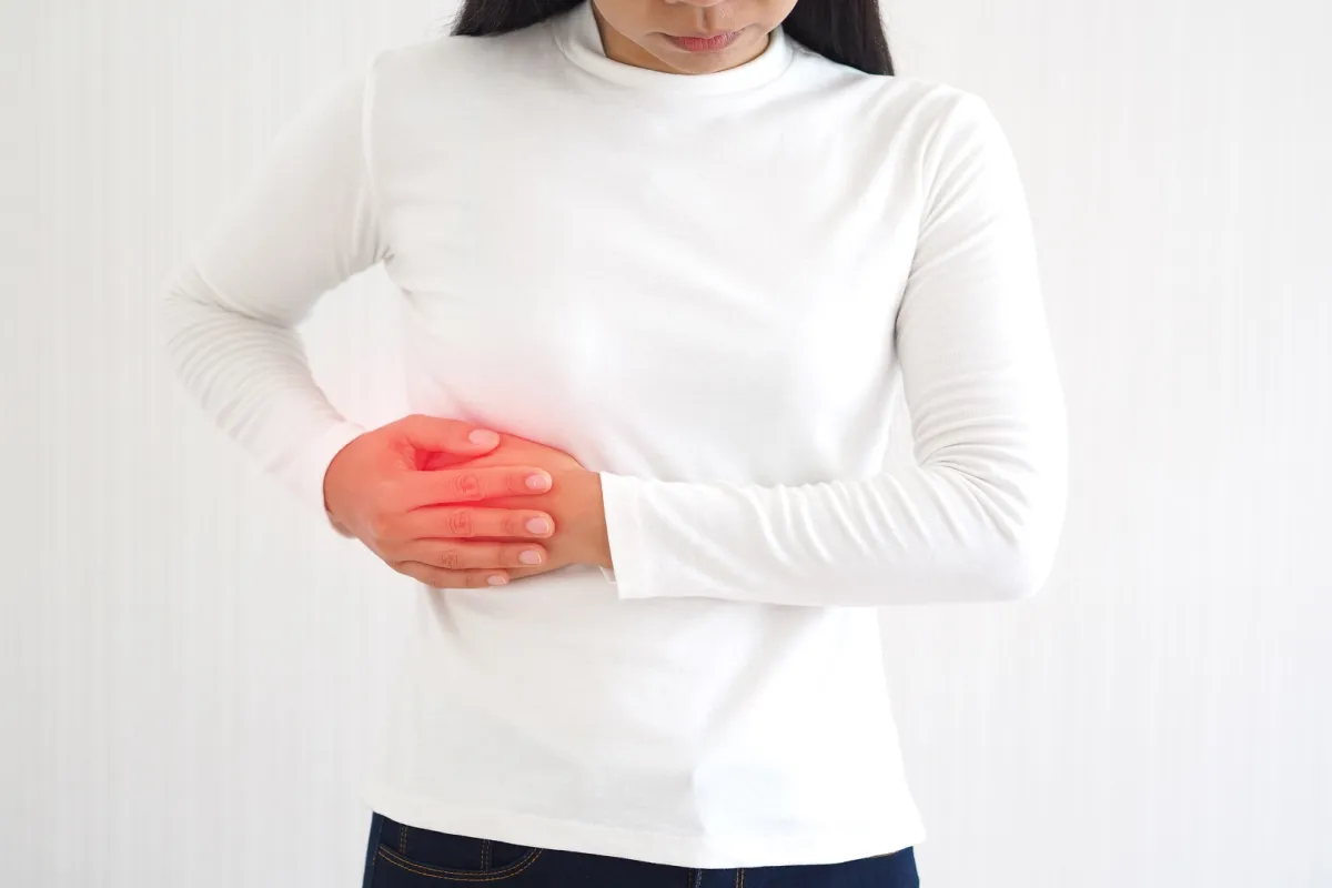 ألم الجانب الأيمن من البطن والبطن المنتفخة من أعراض مرض الكبد الدهني (المصدر: Adobe.Stock)