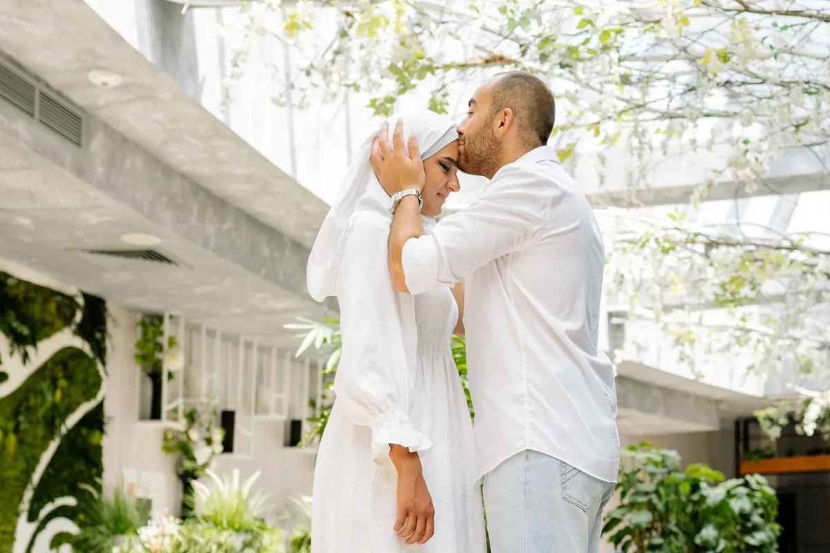 علامات حب الزوج لزوجته