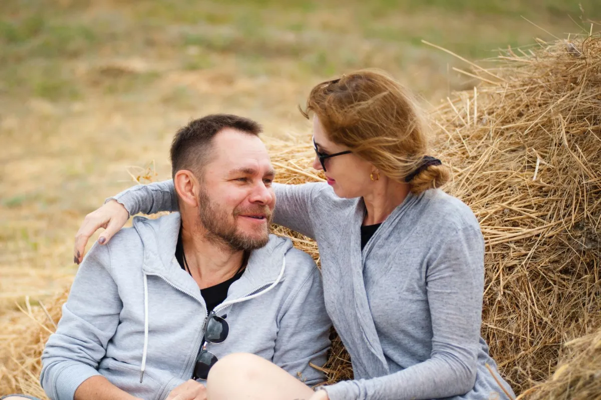 علامات حب الزوج لزوجته