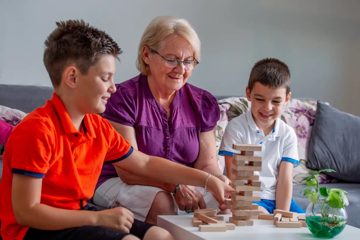 صورة تجمع الجدة تلعب مع حفيديها