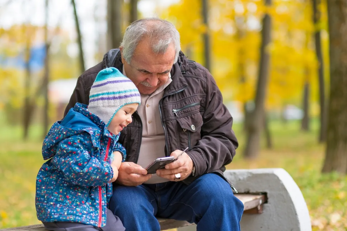 صورة لحفيد سعيد بصحبة جده