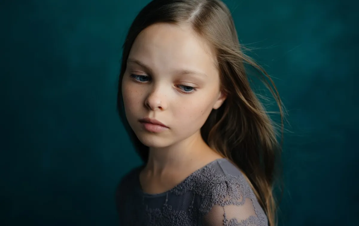 صورة لطفلة قلقة حزينة