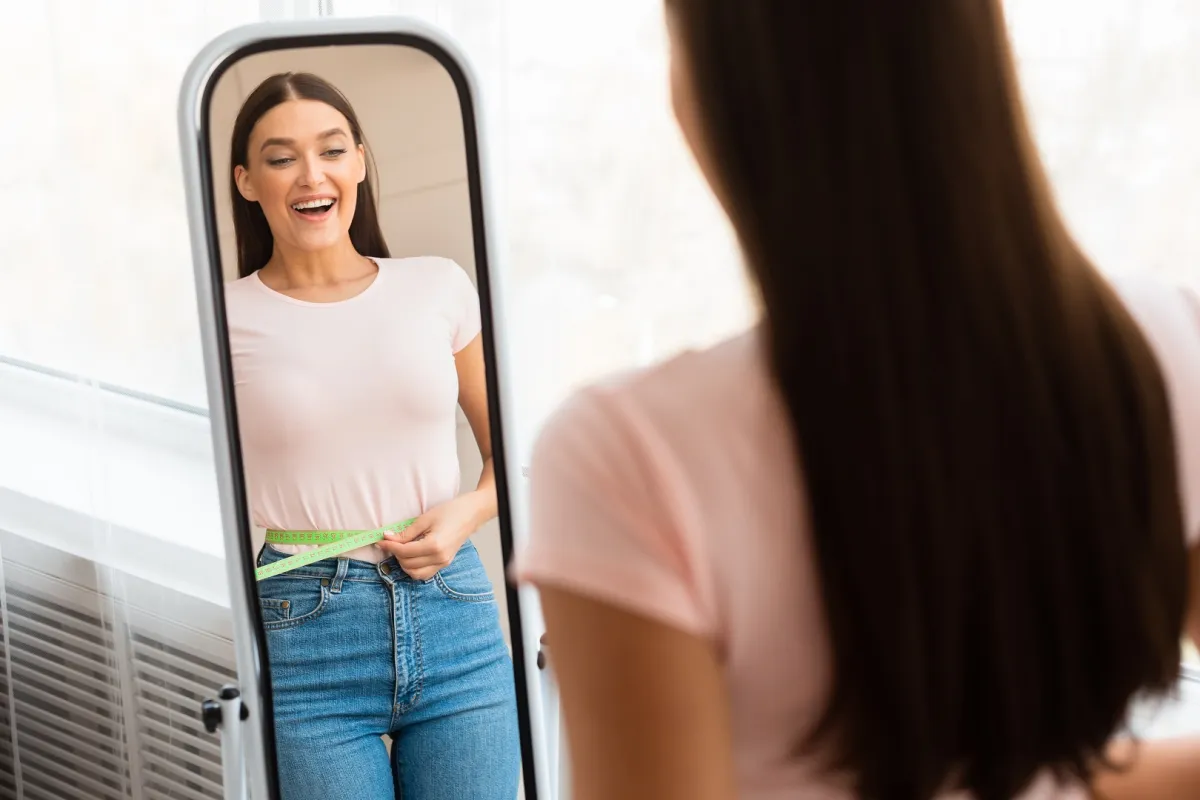 تناول الطعام أمام المرايا يقلل من كمية الطعام التي يتناولها الأشخاص بمقدار الثلث (المصدر: Adobe.Stock)