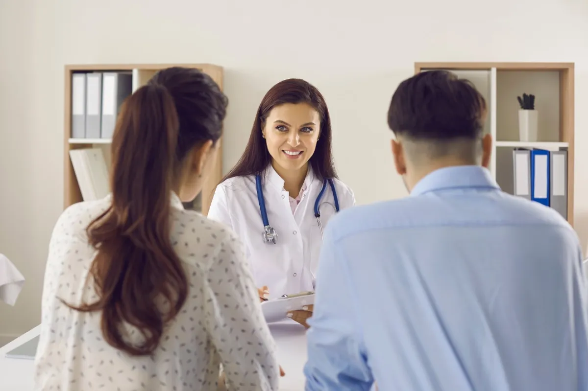 صورة لزوجين يتابعان معاً الطبيبة 