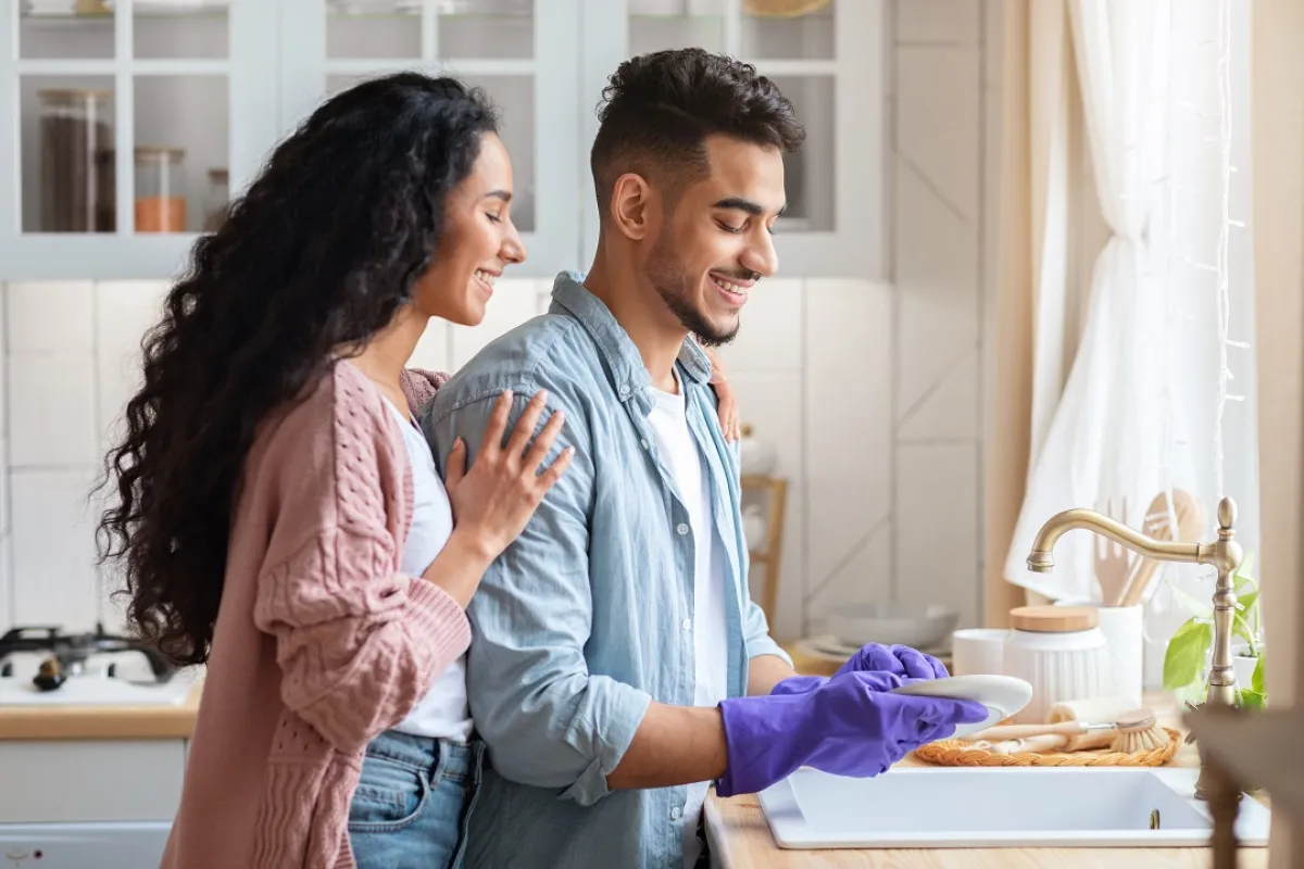 صورة لزوج يساعد زوجته