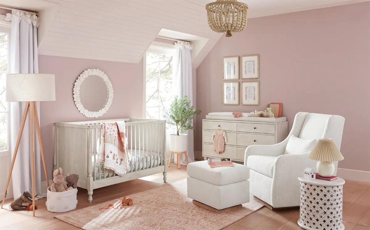 مهد يحمل اسم Bellevue Convertible Crib مصنوع من خشب الصنوبر النيوزيلندي ومصبوغ باللون الأبيض. متوافر لدى Pottery Barn
