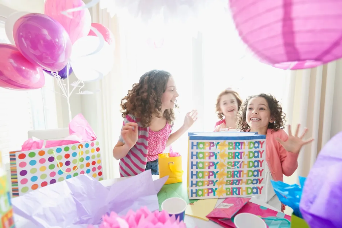 صورة لأسرة سعيدة وسط الهدايا