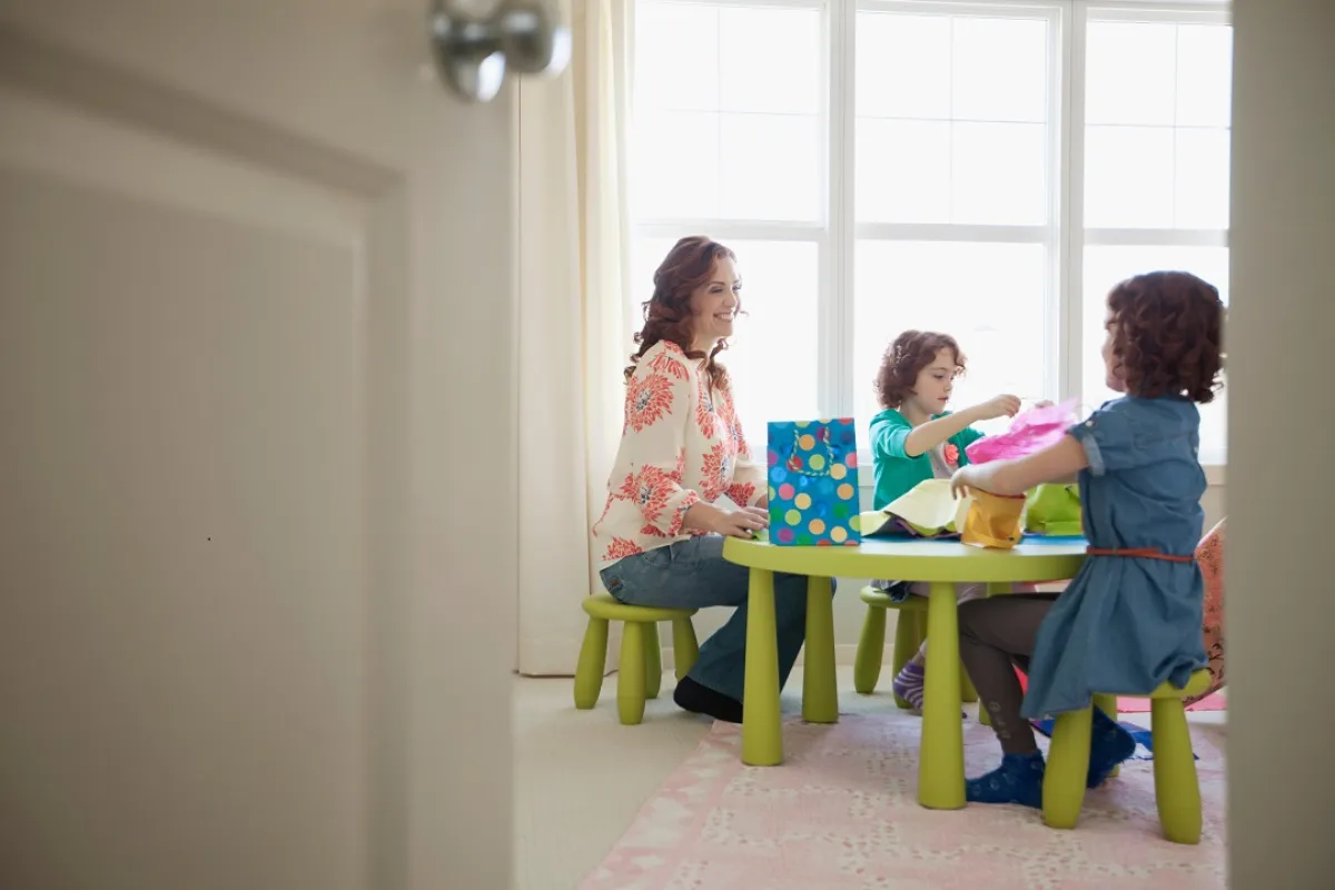 صورة لأسرة توزع بحرص الهدايا