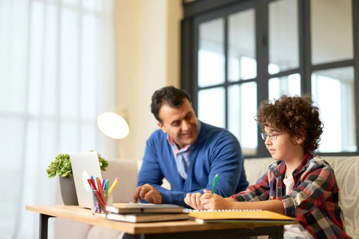 صورة تعبر عن دور الأب في حل واجبات طفله