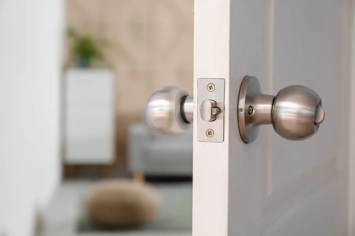 طرق متبعة في تنظيف مقابض الأبواب