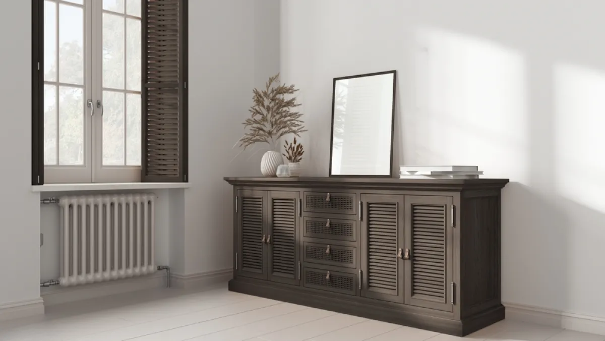 منضدة مصنوعة من الخشب الداكن