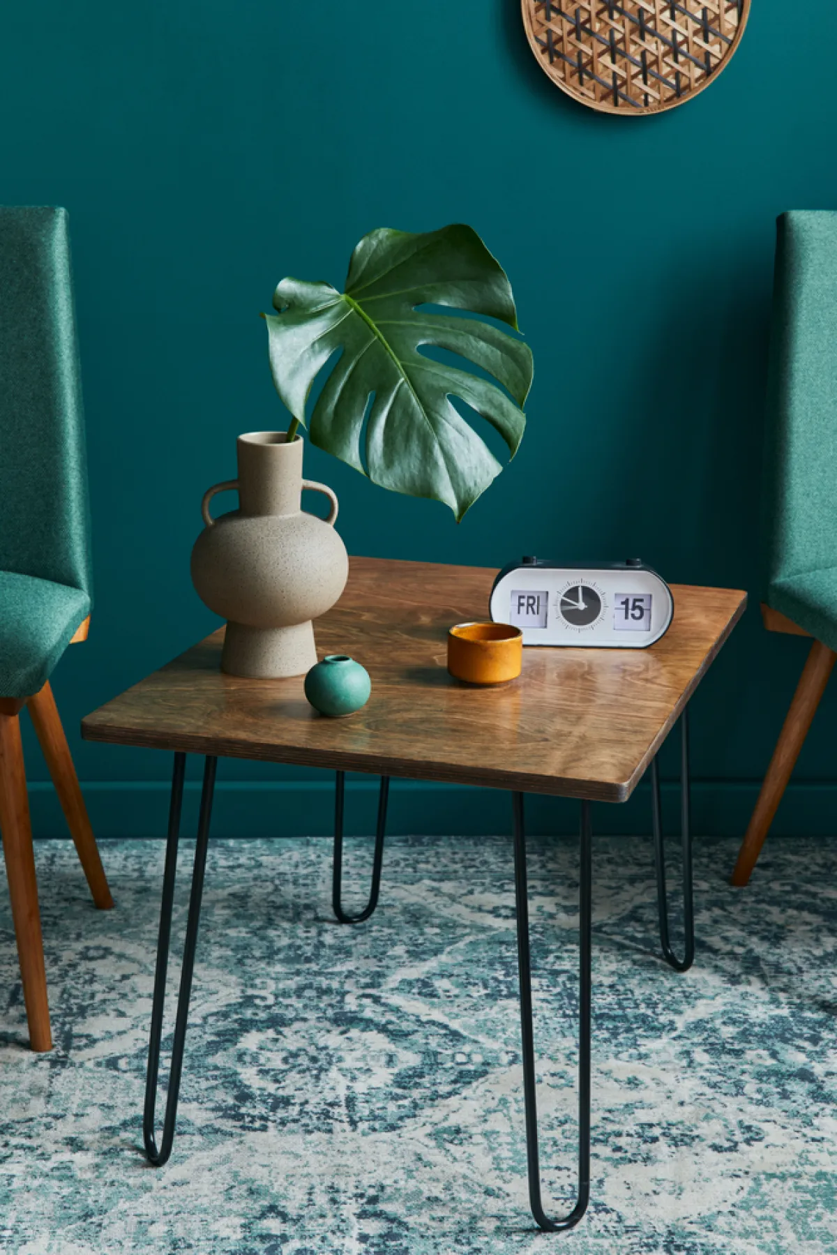 خشب الجوز يميز سطح الطاولة