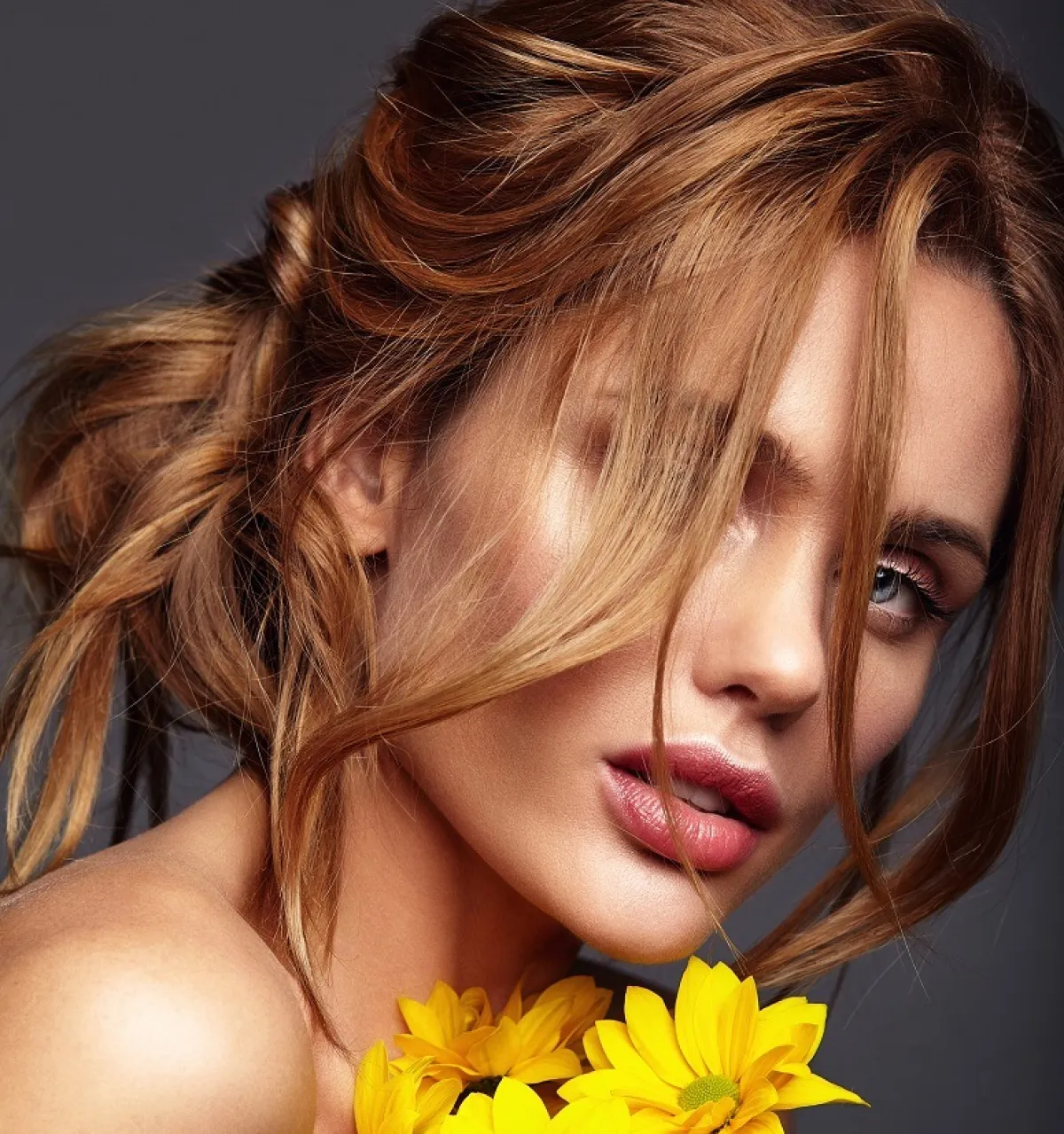 طرق طبيعية للعناية بالشعر - الصورة من Freepik 