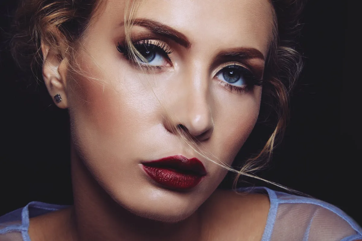 مكياج يناسب البشرة الدهنية- الصورة من Freepik 