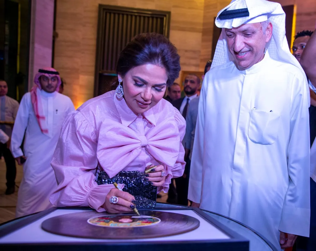 نوال الكويتية وسالم الهندي أثناء حفل توقيع العقد وتدشين ألبوم الأرض