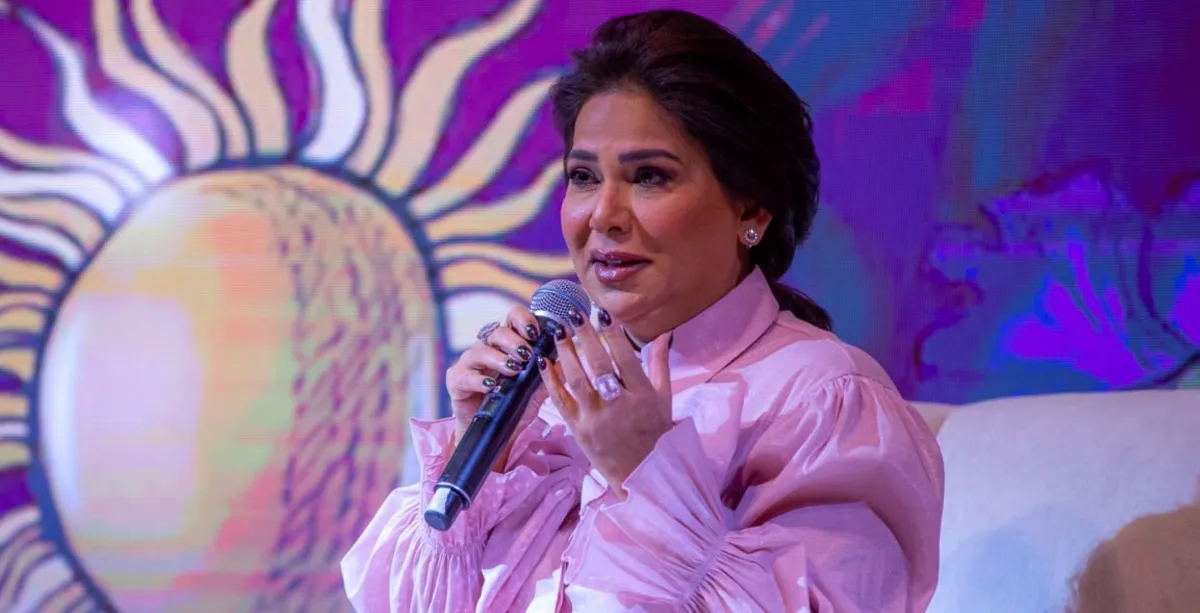 نوال الكويتية  أثناء  حديثها للحضور في حفل توقيع العقد وتدشين ألبوم الأرض