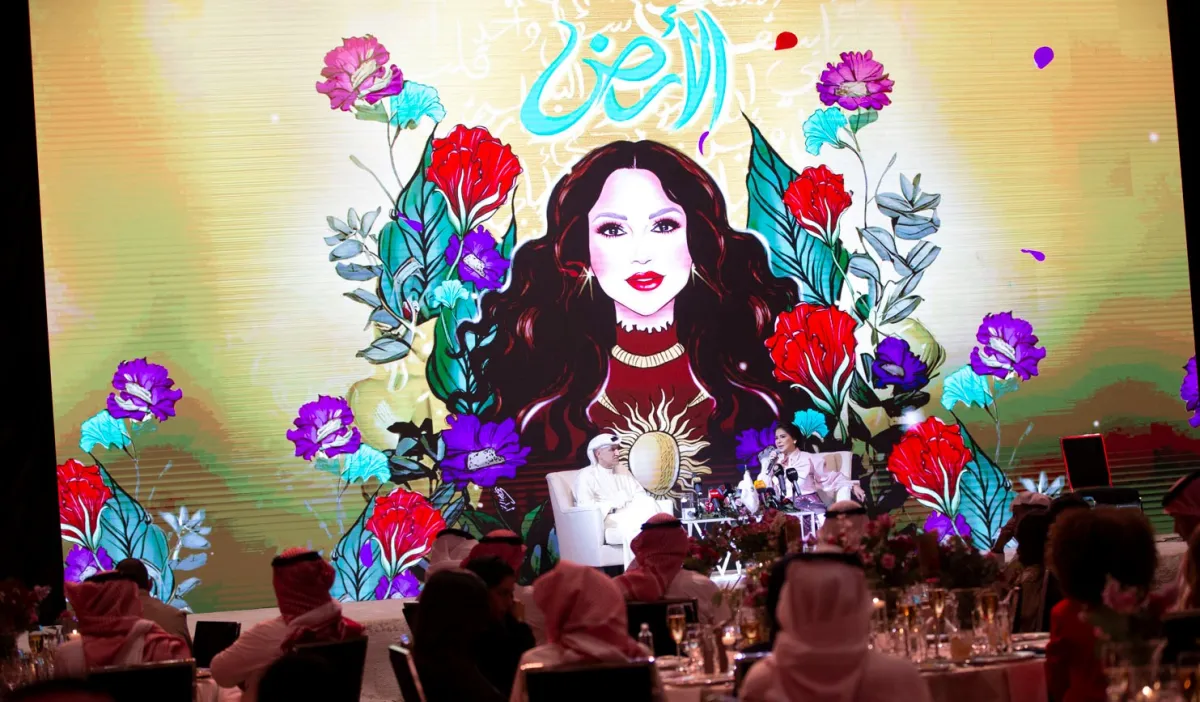 نوال الكويتية  وسالم الهندي أثناء حديثها للحضور عن  توقيع العقد وتدشين ألبوم الأرض