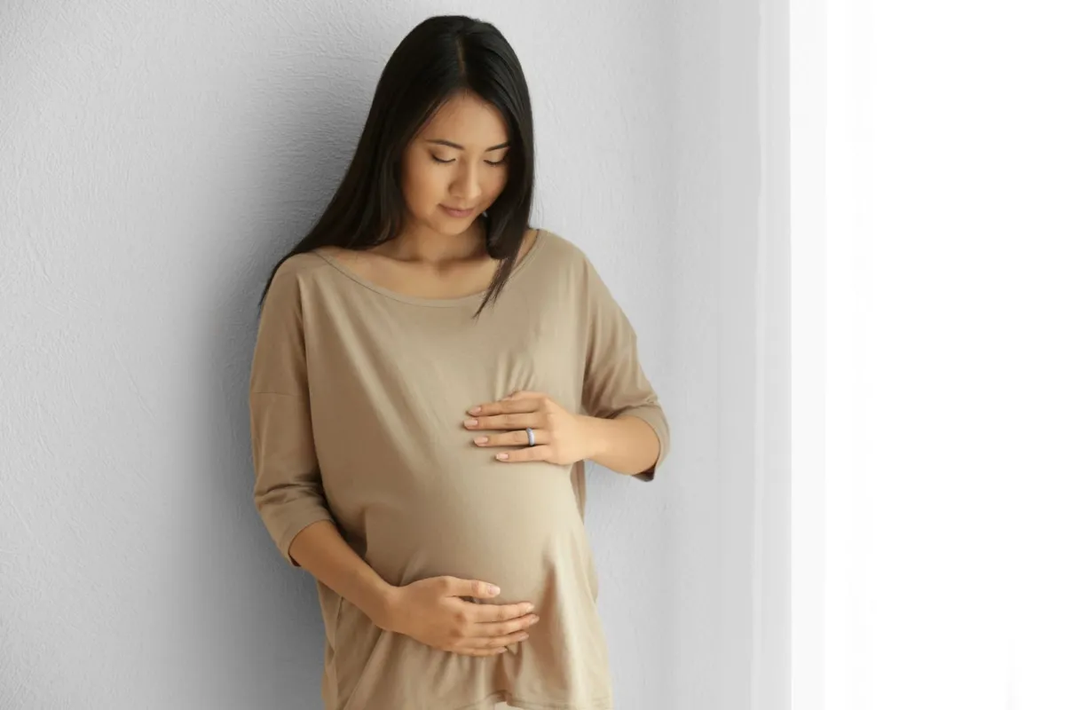 صورة لأم مع زيادة طبيعية في وزنها