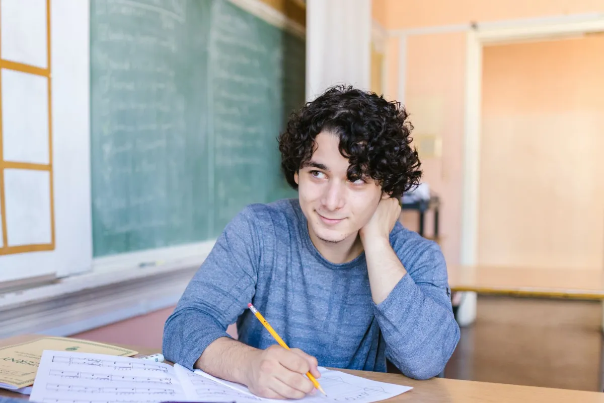 علامات الإعجاب عند الرجل الخجول