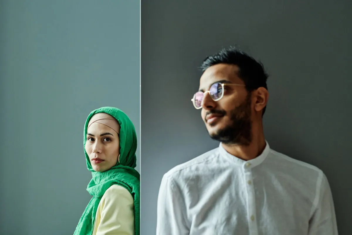 علامات الإعجاب عند الرجل الخجول