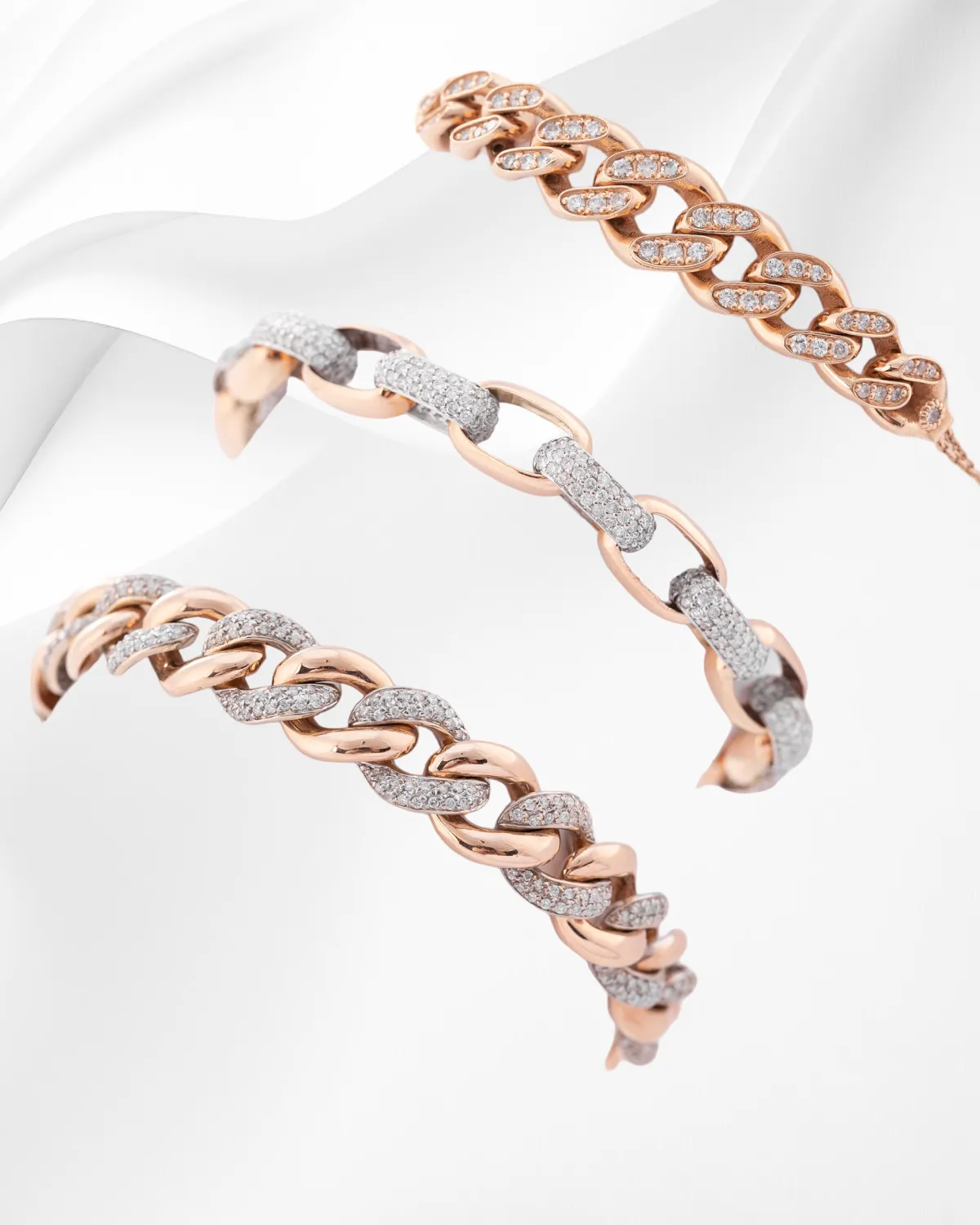 أساور من تصميم المصممة لارا فاراكيان