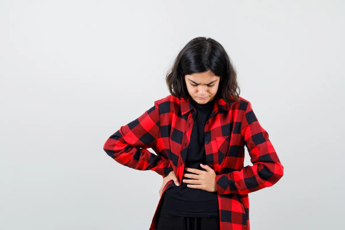 صورة لفتاة تشعر بألم في معدتها