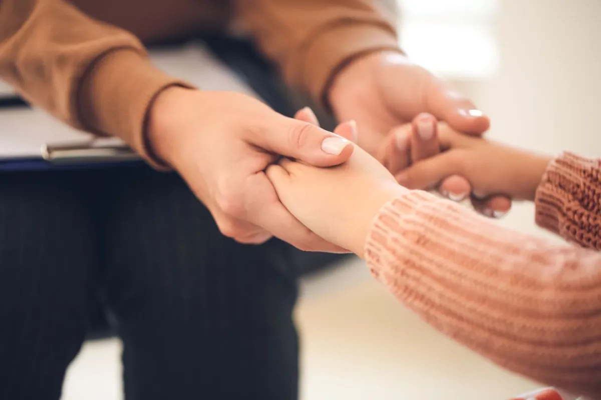 صورة تعبر عن احتواء الأم لمشاعر طفلها