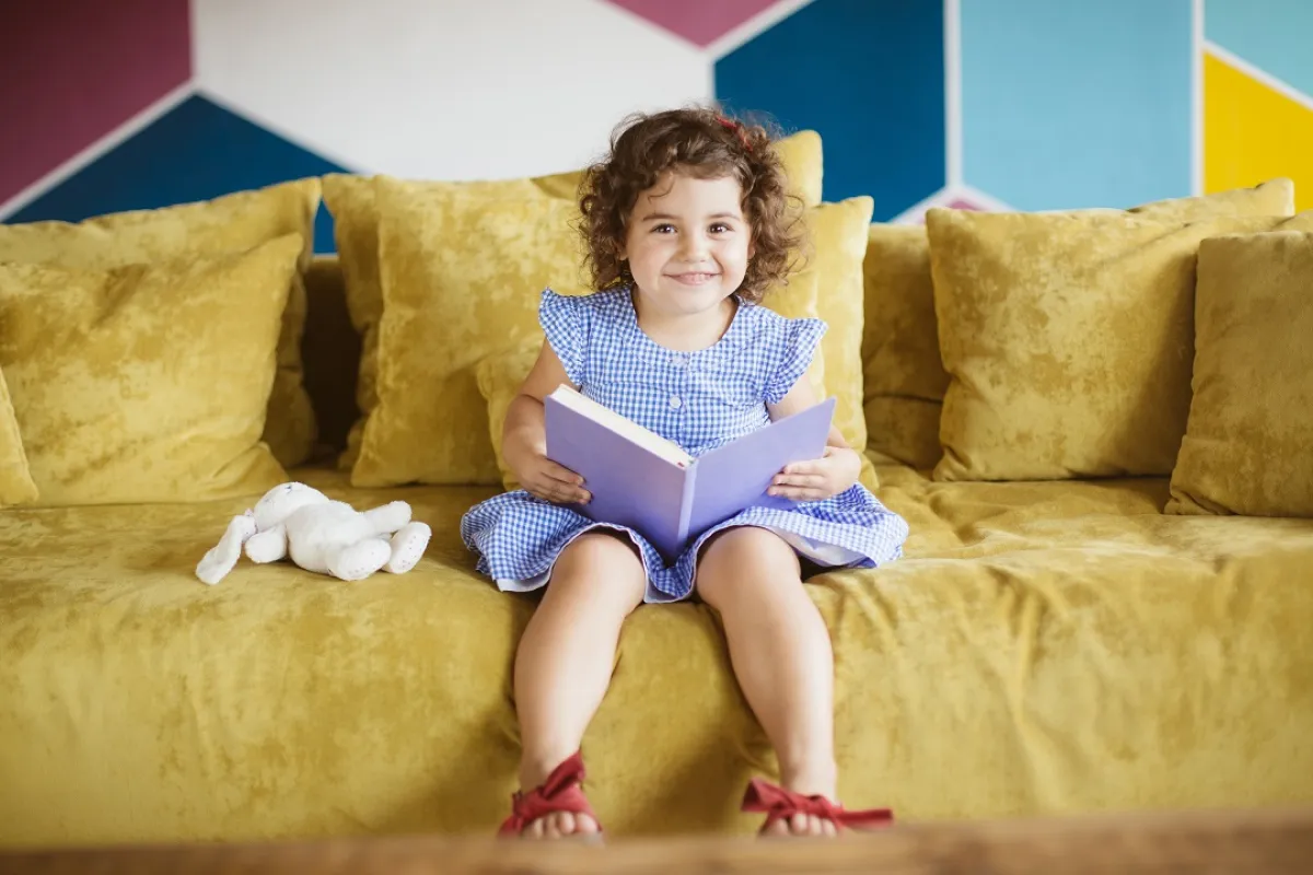 صورة لطفلة تتصفح صور القصة