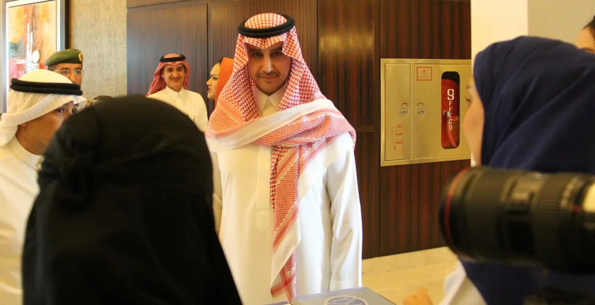 الأمير سعود بن عبدالعزيز بن فرحان آل سعود، رئيس مجلس إدارة جمعية أسر التوحد أثناء زيارته ل المعرض المصاحب للمؤتمر