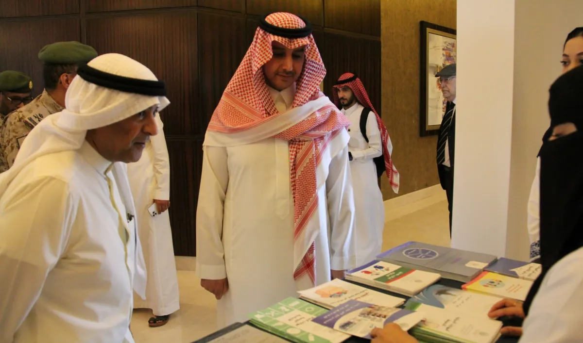 الأمير سعود بن عبدالعزيز بن فرحان آل سعود، رئيس مجلس إدارة جمعية أسر التوحد أثناء زيارته ل المعرض المصاحب للمؤتمر