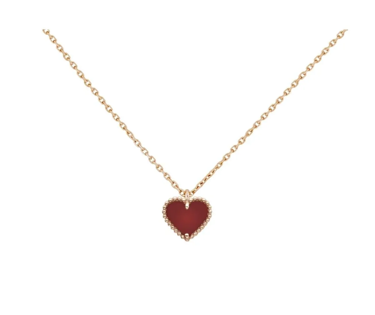 قلادة Sweet Alhambra heart من فان كليف آند أربلز Van cleef&Arpels 
