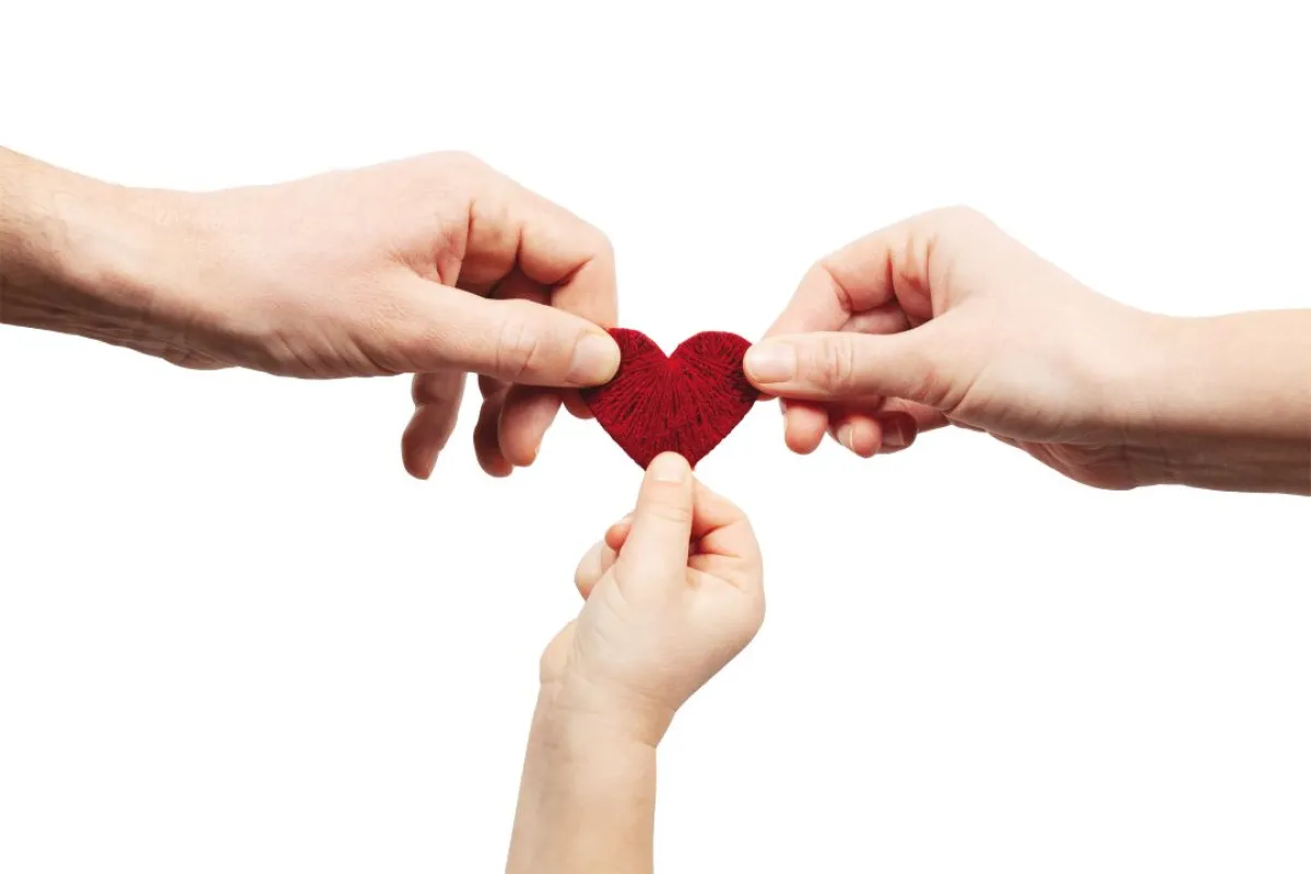 صورة تعبر عن صعوبة اندماج الطفل المتوحد مع الأسرة